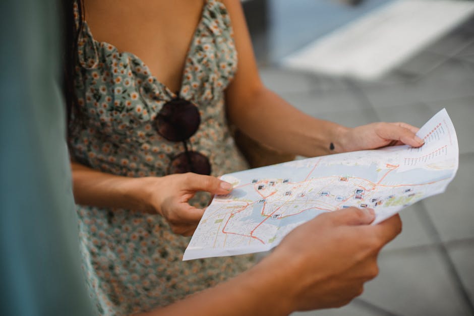 Coppia che consulta una mappa in viaggio
